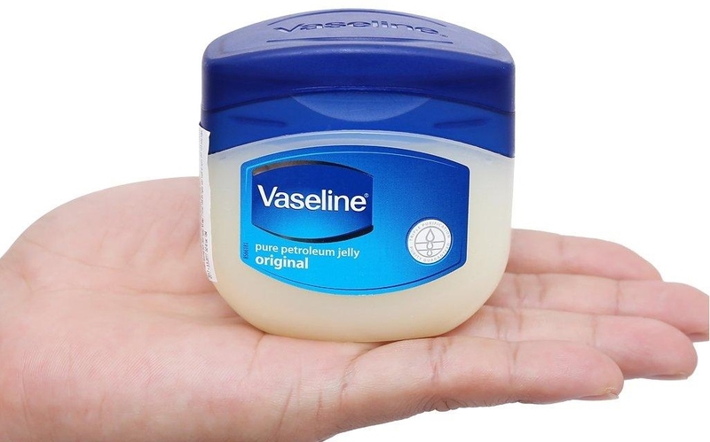 Mẹo làm đẹp đơn giản: Cách lấy sợi bã nhờn bằng Vaseline3