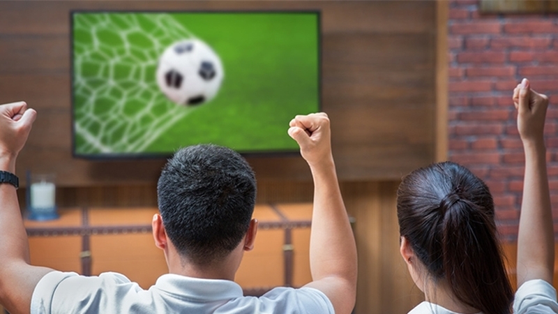 Có nên thức khuya xem bóng đá