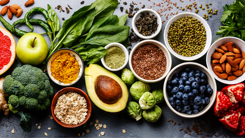 Rau xanh và trái cây cung cấp nhiều chất xơ và khoáng chất