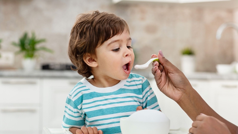 Mẹ có thể cho bé ăn dặm với mì somen khi bé có các dấu hiệu đã sẵn sàng