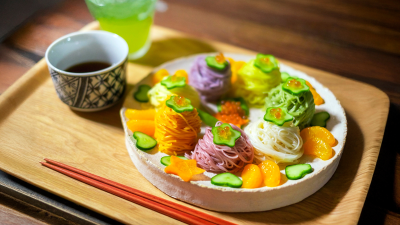 Mẹ nên nấu mì somen kèm rau củ và thịt để đảm bảo đủ chất