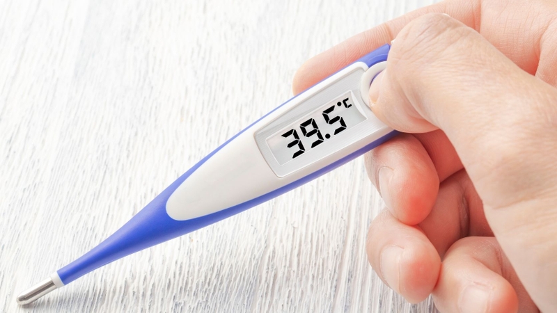 Ở người lớn, nhiệt độ khoảng 39,4°C trở lên là một trong những tình huống nên đến gặp bác sĩ để được hướng dẫn
