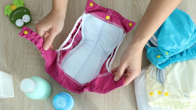 Thường xuyên thay miếng lót và không lạm dụng là bí  quyết hạn chế tình trạng hăm da ở trẻ sơ sinh