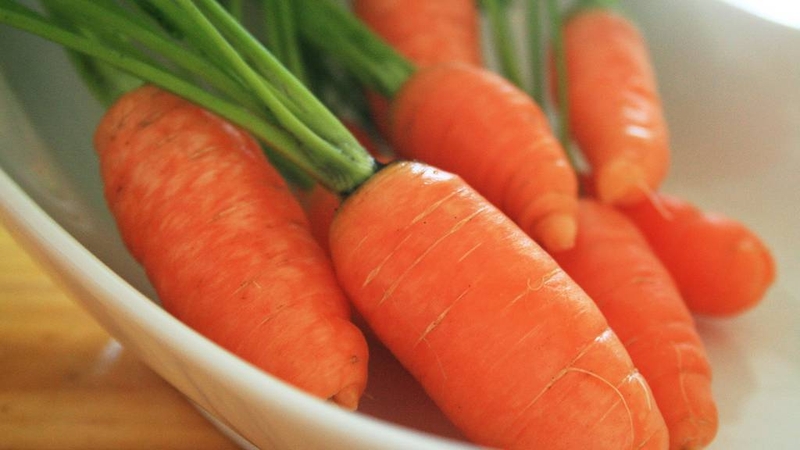 Người bệnh nên bổ sung thực phẩm giàu vitamin A như cà rốt để tăng cường sức khỏe mắt