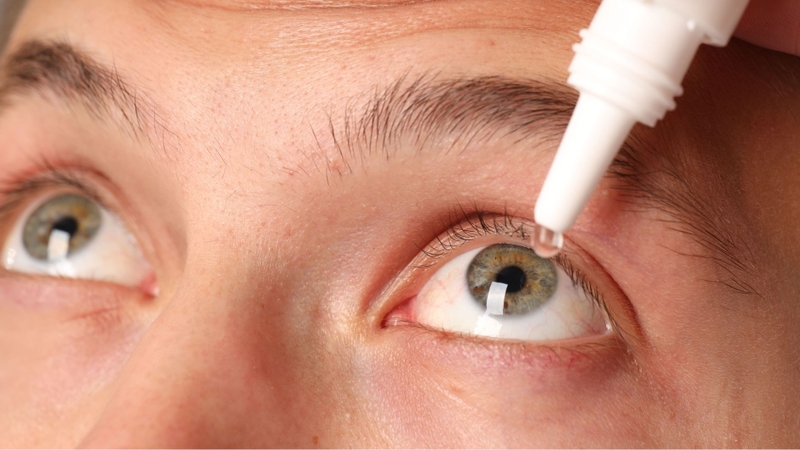 Dùng thuốc nhỏ mắt đúng cách giúp mắt nhanh hồi phục