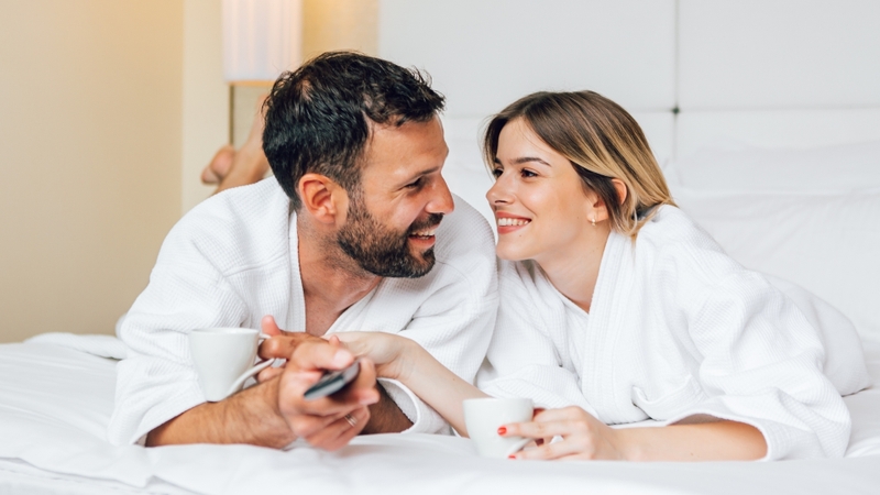 Giao tiếp cởi mở với bạn tình, duy trì tâm lý thoải mái và không ép buộc khi chưa sẵn sàng là điều cần thiết