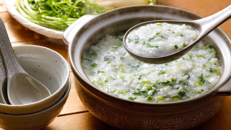 Sau mổ ruột thừa, nên bắt đầu ăn thức ăn lỏng, mềm, dần chuyển sang cơm mềm, thịt nạc và rau quả mềm, ăn chậm, nhai kỹ và chia nhỏ bữa để hỗ trợ tiêu hóa