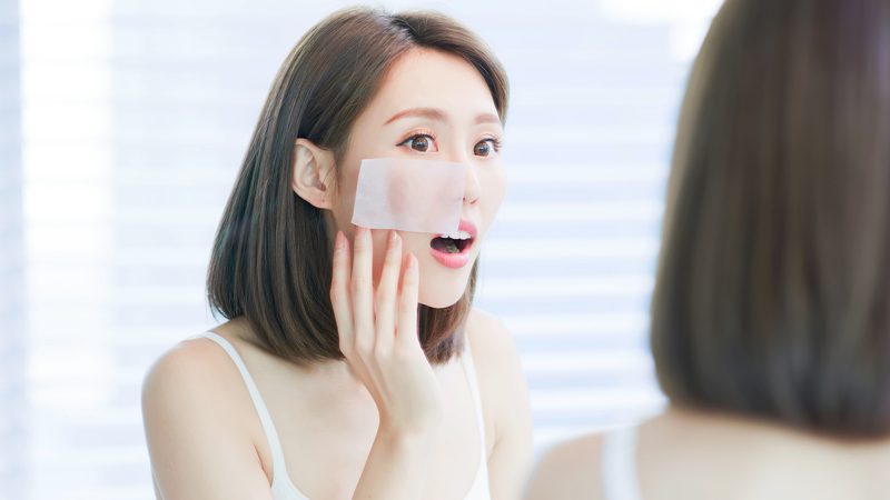 Người có da dầu dễ bị tắc tuyến bã hơn và tăng nguy cơ hình thành u bã đậu nếu vệ sinh da không đúng cách