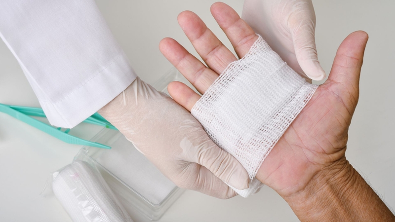 Chăm sóc vết thương đúng cách tại nhà là yếu tố quan trọng để mau hồi phục