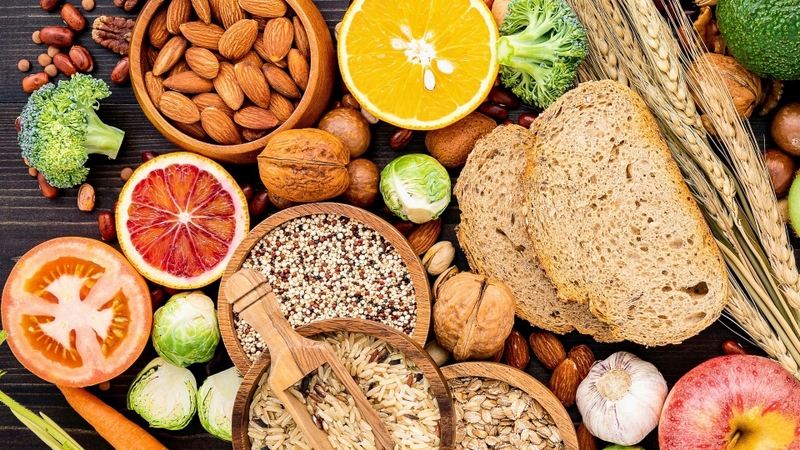 Yến mạch, gạo lứt, bánh mì nguyên cám, rau củ và các loại đậu cung cấp chất xơ