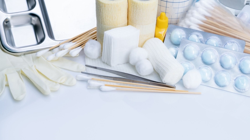 Không tự ý tháo băng, bôi thuốc hoặc sử dụng các sản phẩm lên vết thương khi chưa được hướng dẫn