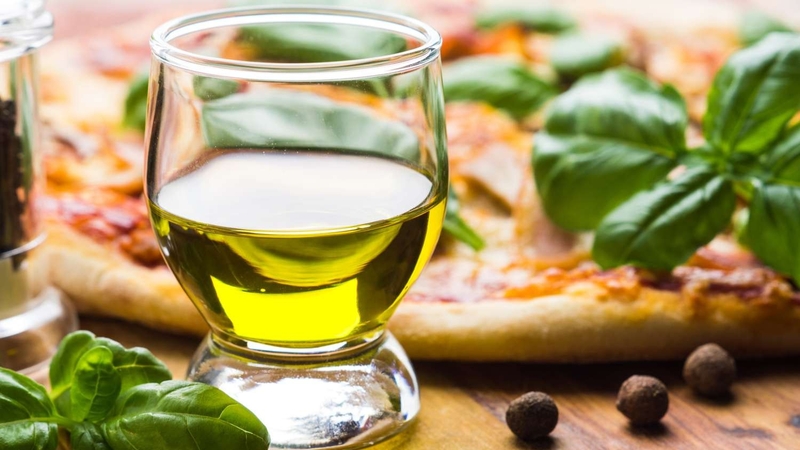 Mỗi ngày uống 1 thìa dầu oliu giúp da mềm mịn và hỗ trợ chống lão hóa