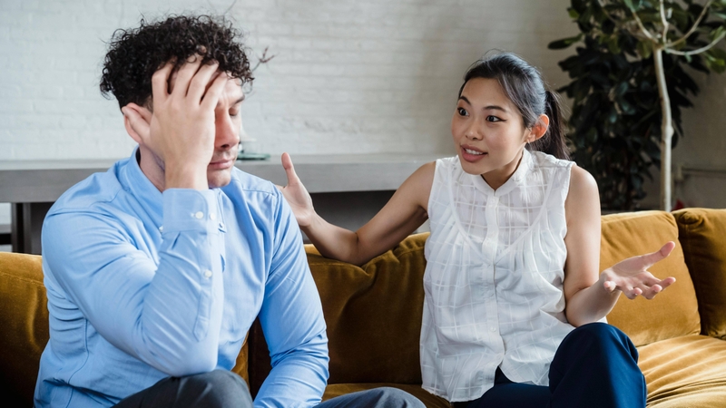 Giao tiếp mở là cách giúp hai người tìm hướng giải quyết tích cực