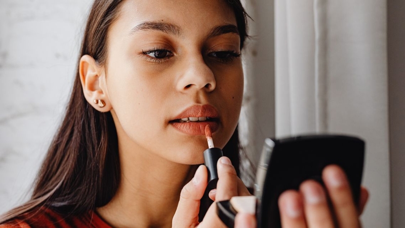 Thoa son đúng cách để son lên màu chuẩn, che khuyết điểm môi thâm