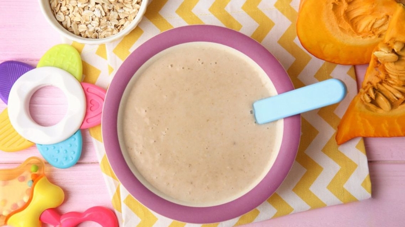 Với bé mới ăn dặm, mẹ nên dùng bột yến mạch xay mịn để nấu cháo