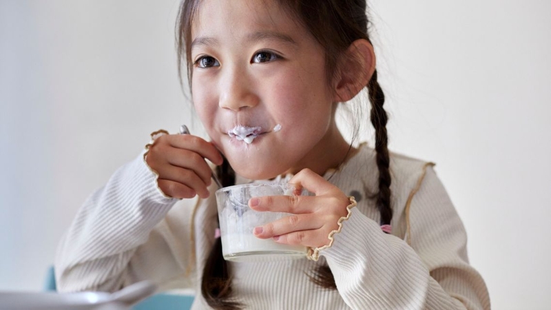 Hạn chế bánh kẹo, đồ chiên rán để tránh đầy bụng, rối loạn tiêu hóa cho trẻ