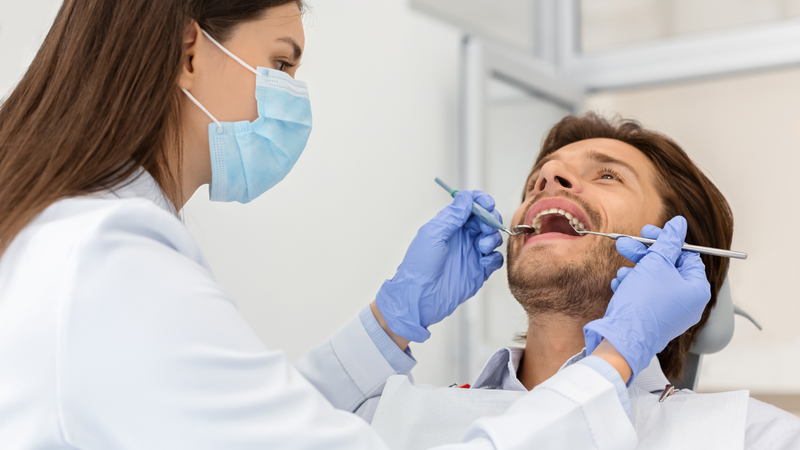 Khi thăm khám, bác sĩ sẽ đánh giá mức độ tổn thương và tình trạng ê buốt của răng