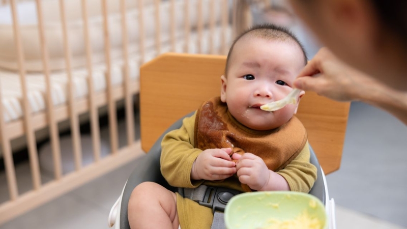 Các món ăn mềm, nấu chín kỹ và nghiền mịn giúp trẻ mới tập ăn dễ nuốt