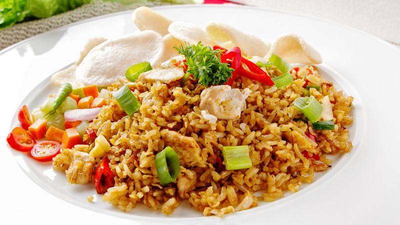 Một bữa ăn cân bằng dinh dưỡng với ức gà và gạo lứt