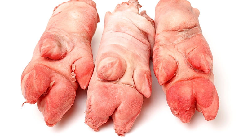 Móng giò heo là thực phẩm có năng lượng cao, chứa nhiều dưỡng chất quan trọng