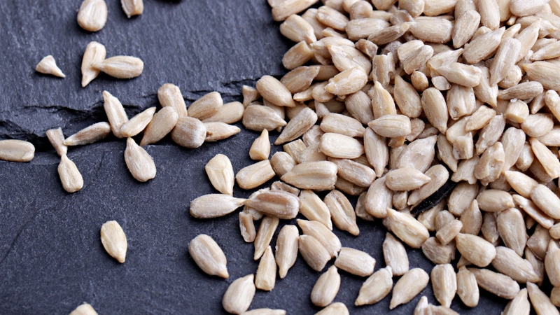 Bạn nên ưu tiên sử dụng hạt hướng dương nguyên chất thay vì rang muối