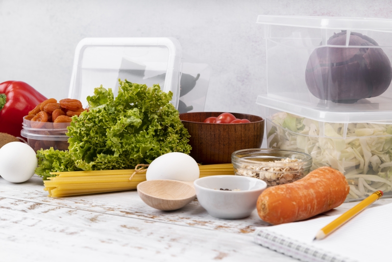 Xây dựng bữa ăn khoa học Chế độ ăn uống đa dạng với nhiều thực phẩm giàu vi khoáng sẽ giúp xương phát triển tốt và chắc khỏe hơn. Bạn nên chú ý xây dựng thực đơn bổ sung đủ các dưỡng chất quan trọng như: Protein, tinh bột, chất béo, vitamin và khoáng chất. Mỗi ngày ăn đúng giờ, cần ăn đủ 3 bữa chính cùng với 1-2 bữa phụ và không được bỏ bữa. mot-nguoi-cao-1m65-nang-bao-nhieu-kg-la-vua-3.jpg Xây dựng bữa ăn khoa học để hỗ trợ tăng chiều cao 3