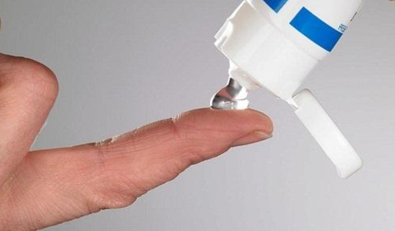 ó thể dùng&nbsp;dùng thuốc bôi thuộc nhóm corticosteroid để bôi lên quy đầu