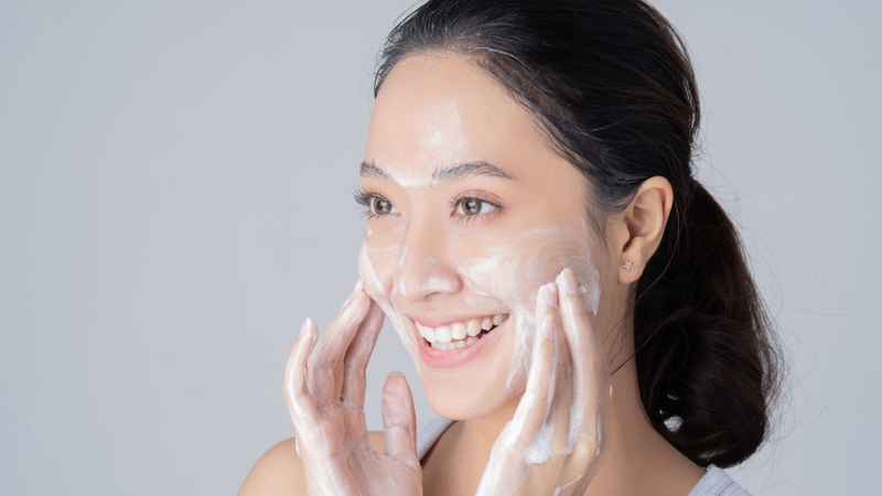 Rửa mặt bằng sản phẩm dịu nhẹ trước khi đắp mặt nạ