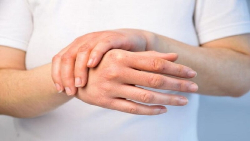 Thực hiện các bài tập nhẹ nhàng, đơn giản nhằm cải thiện độ linh hoạt của khớp