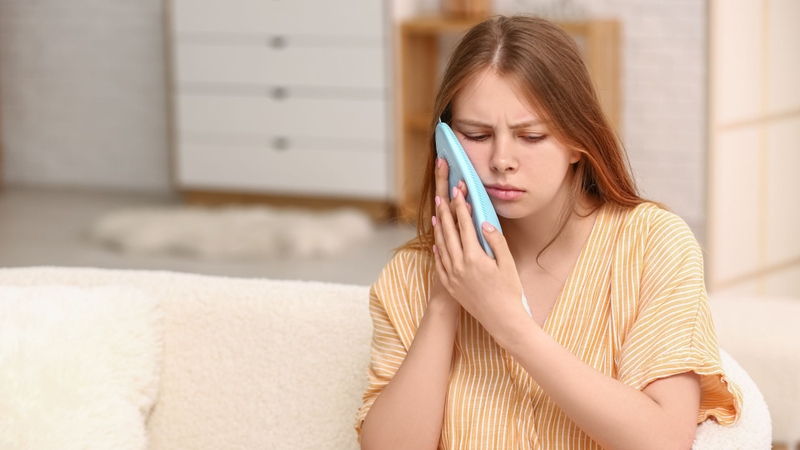 Chườm lạnh vùng má là một trong những cách giảm đau răng khôn