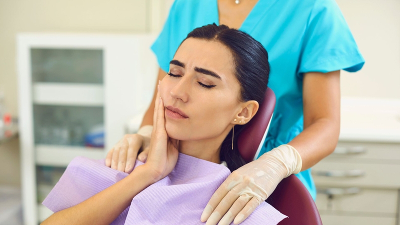 Nhổ răng khôn thường được chỉ định trong các trường hợp răng mọc lệch, mọc ngầm, đâm vào răng số 7 bên cạnh