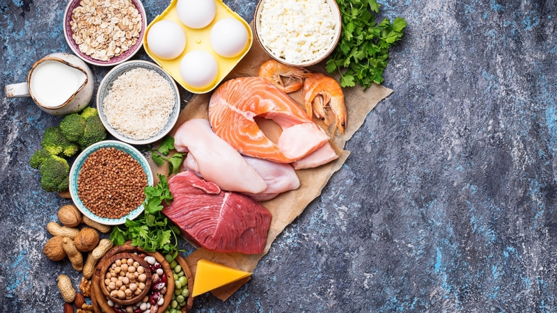 Mẹ vẫn cần bổ sung đầy đủ protein, vitamin, khoáng chất và chất béo lành mạnh