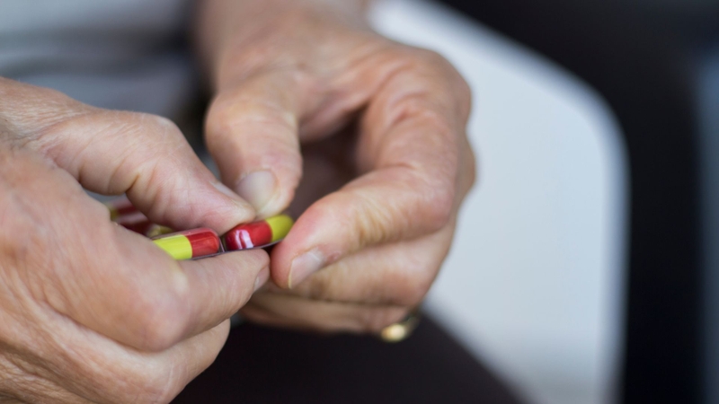 Không tự ý dùng thuốc kháng sinh hay thuốc điều trị mắt khi chưa có chỉ định của bác sĩ