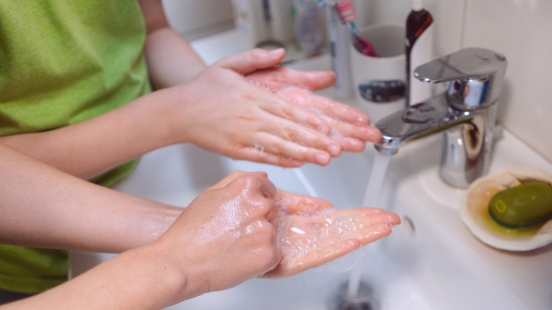 Hướng dẫn trẻ rửa tay đúng cách