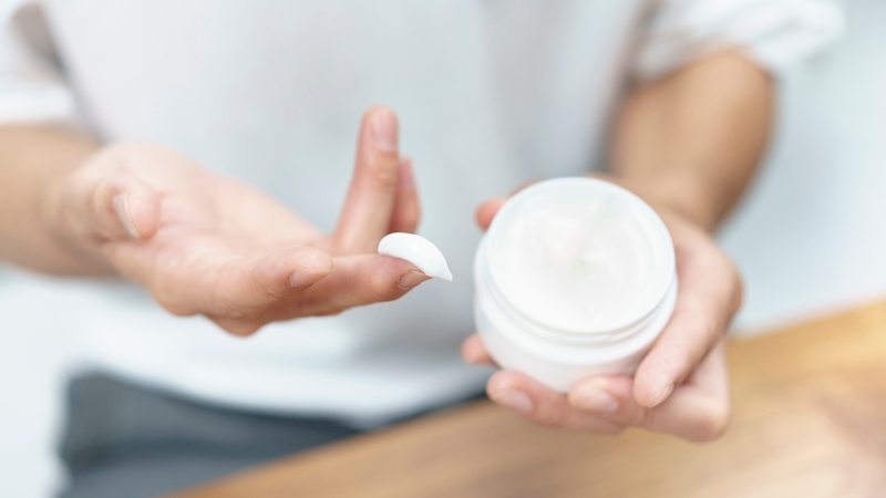 Việc sử dụng kem dưỡng ẩm phù hợp giúp duy trì cân bằng nước - dầu
