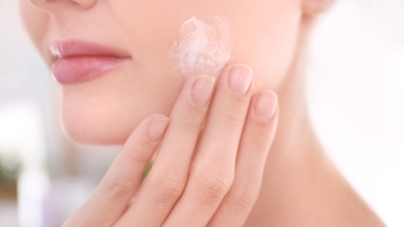 Khi dùng kem dưỡng ẩm cho da dầu mụn, chỉ nên dùng với lượng vừa phải