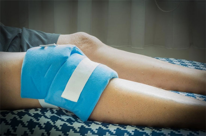 Chườm đá là một trong những mẹo chữa bong gân đầu gối rất thông dụng