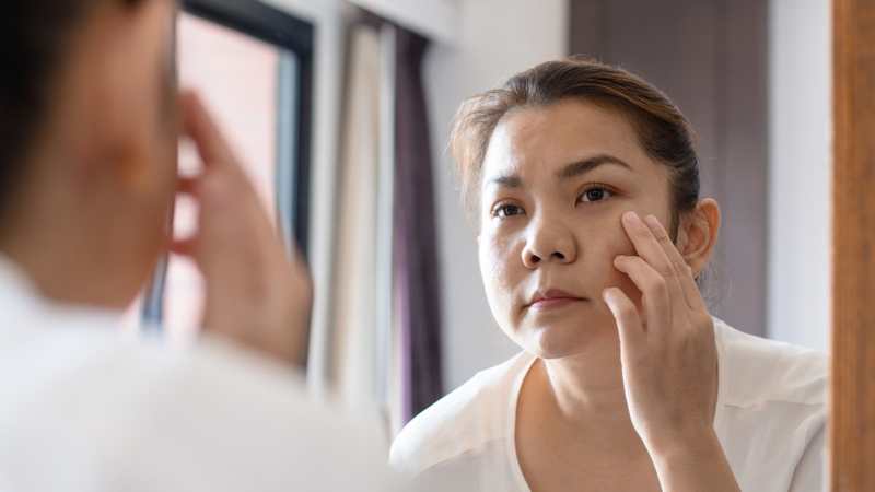 Sử dụng mỹ phẩm không phù hợp là một nguyên nhân rối loạn nội tiết tố nữ phổ biến