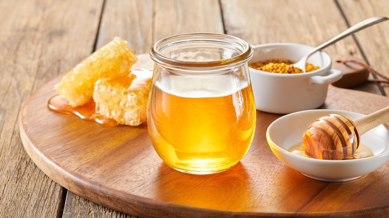 mot-so-tac-dung-cua-mat-ong-va-nhung-luu-y-khi-su-dung-mat-ong-ban-can-biet 1.jpg