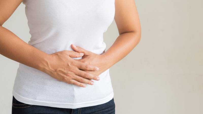 Đầy hơi và ợ hơi là một trong những tác dụng phụ khi uống canxi phổ biến