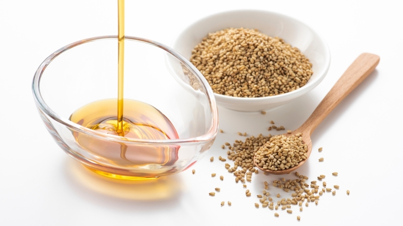 Việc sử dụng máy ép dầu giúp kiểm soát chất lượng dầu mè, hạn chế nguy cơ chứa phụ gia hoặc tạp chất