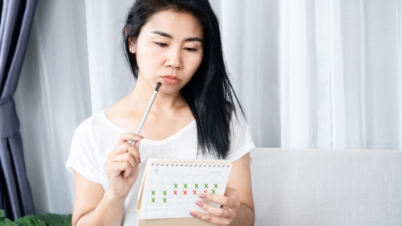 Rối loạn kinh nguyệt là một trong những tác hại thức khuya ở nữ giới
