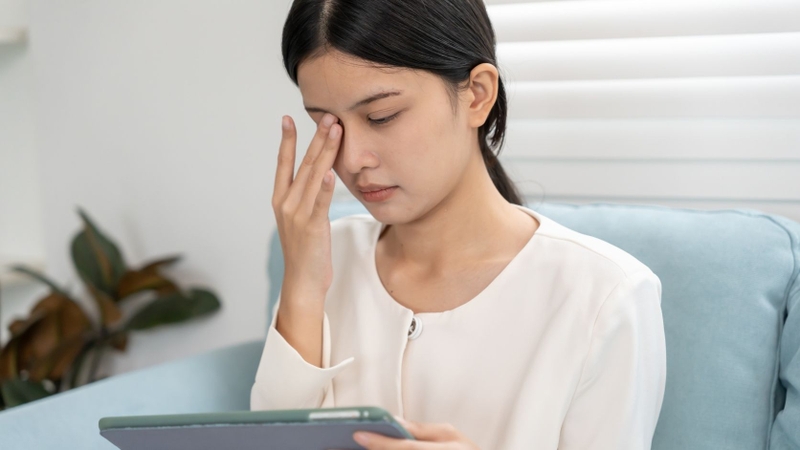 Sau một đêm ngủ ít, vùng quanh mắt kém tươi và quầng thâm hoặc bọng mắt trở nên dễ nhận thấy
