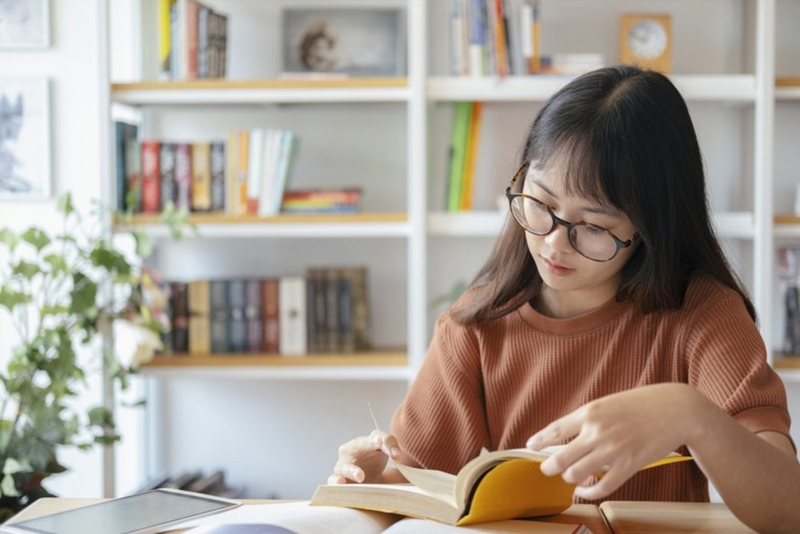 Một số thói quen đọc sách hại cho sức khỏe bạn cần tránh 1