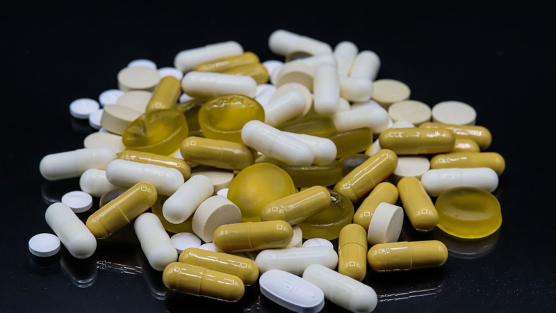 Corticosteroid như prednisone, hydrocortisone dùng lâu dài có thể làm giảm testosterone và ảnh hưởng sinh lý nam