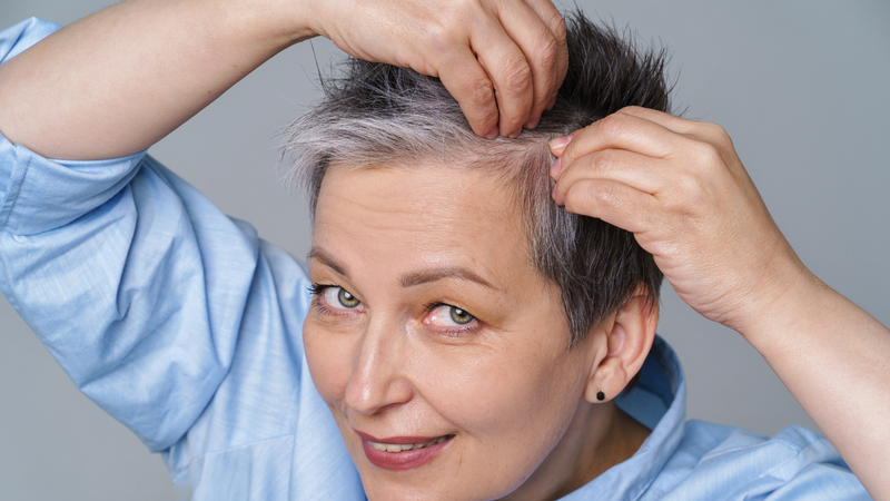 Nhổ tóc bằng tay không đảm bảo vệ sinh, dễ gây trầy xước da đầu, dẫn đến viêm nhiễm