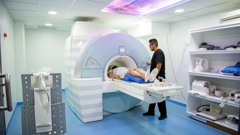 MRI cột sống thắt lưng là kỹ thuật chẩn đoán hình ảnh sử dụng từ trường mạnh kết hợp sóng radio để tái tạo hình ảnh