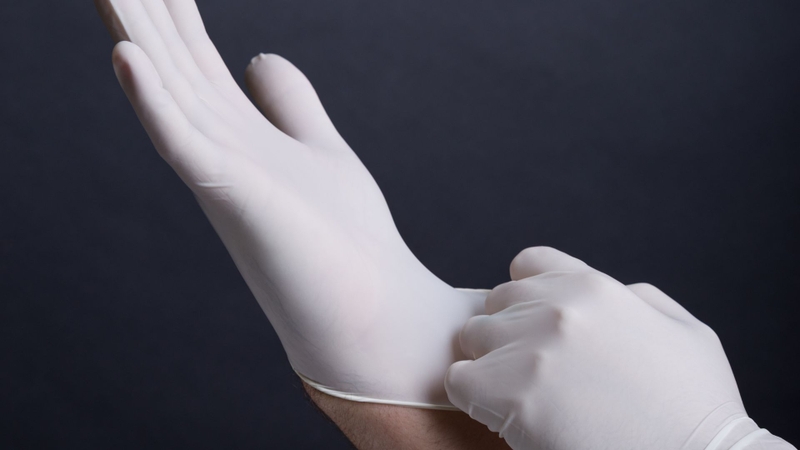 Trang bị đầy đủ thiết bị bảo hộ cá nhân (PPE) khi tiếp xúc với mủ cao su thô