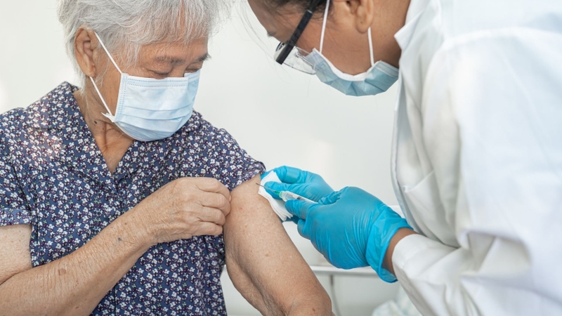 Tiêm vắc xin cúm hằng năm là một trong những biện pháp quan trọng để phòng bệnh