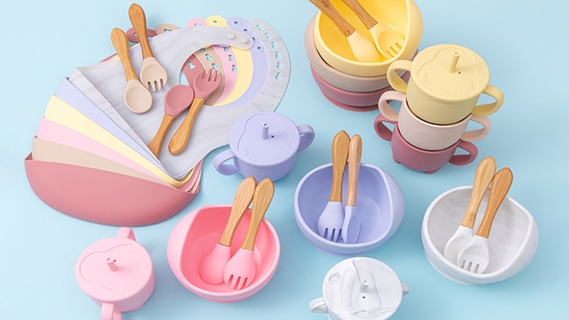 Mua dụng cụ ăn dặm cho bé 6 tháng tuổi, mẹ cần lưu ý nhiều điều